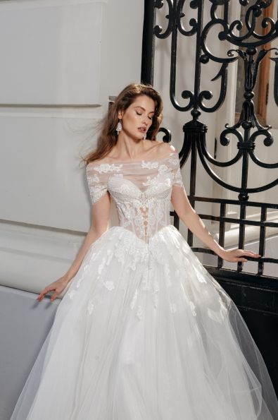 Caroline с накидкой