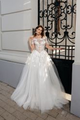 Caroline с накидкой