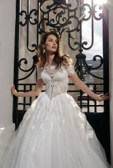 Caroline с накидкой